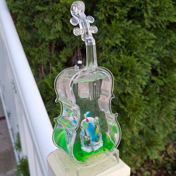 If i knew how to simulate liquids on C4D, I might have tried to create the insde of the guitar, but that was quite complex and out of the scope of my knowledge at the time.